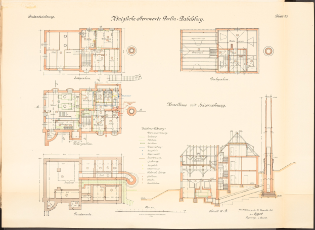 Altes Buch mit detaillierten Architekturentwüfeln und Text, zeigt eine Zeichnung des ursprünglichen Plans für die Königliche Hermwerk Berlin-Baklberg.