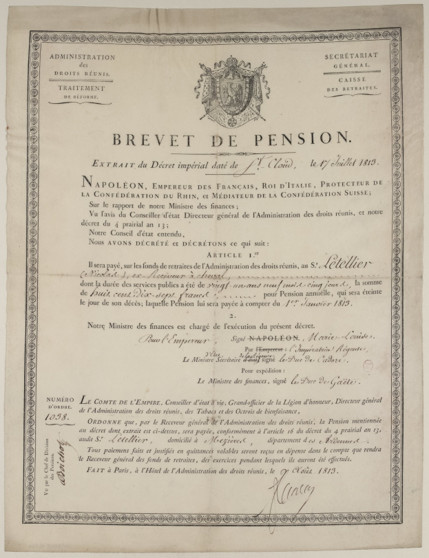 Schwarz-weißes Bild eines Mannes mit einem alten Pensionszertifikat betitelt "brevet de pension."