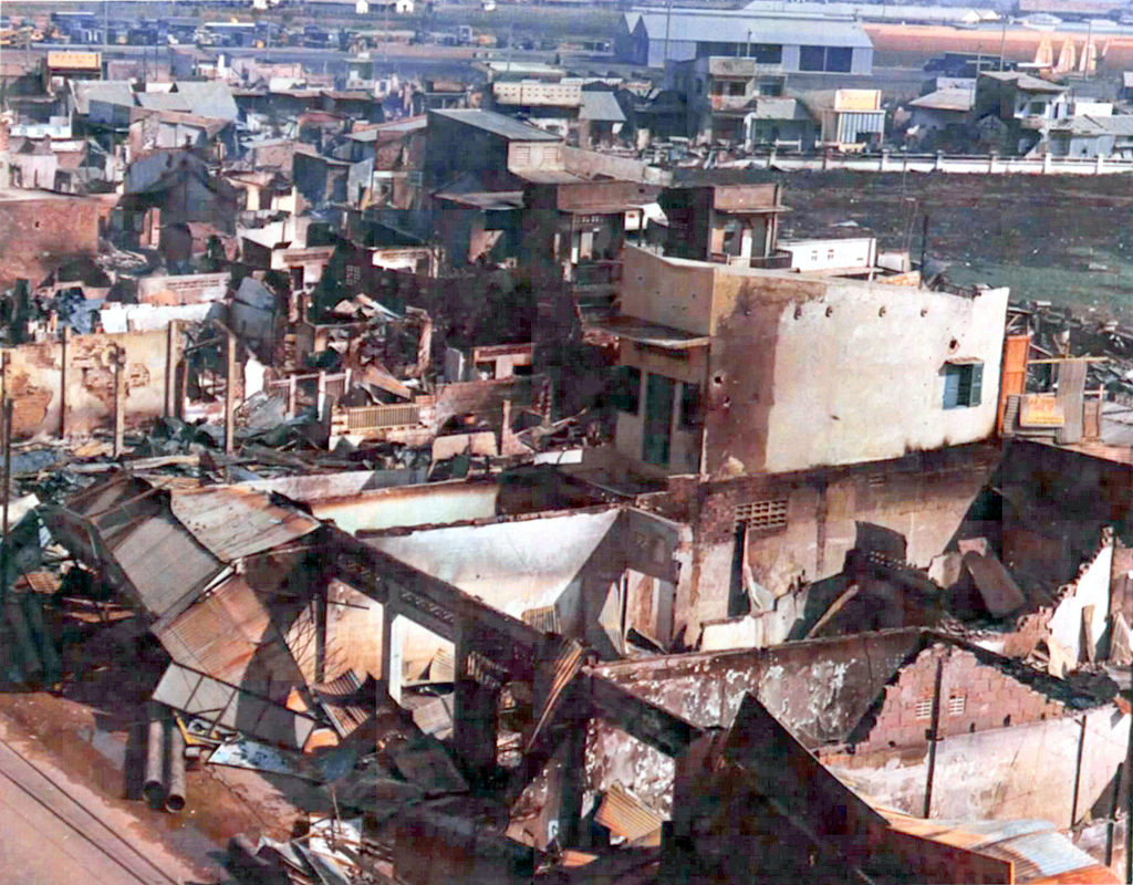 Mehrere Gebäude sind sichtbar, einige scheinen eingestürzt zu sein.