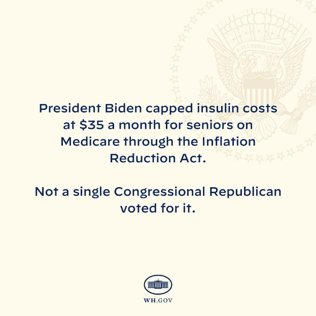 Ein Plakat mit Logo und Text, auf dem steht: "Präsident Biden beschränkt Insulin-Kosten auf 35 Dollar pro Monat für Senioren mit Medicare thanks to the Inflation Reduction Act."