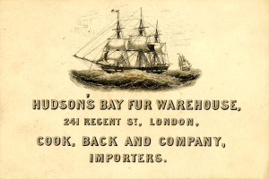 Ein altes Visitenkarte mit einem Schiff, das auf Wasser segelt, und dem Text "Hudson's Bay Fur Warehouse, 241 Regent St, London, Cook, Back and Company, Importers" darauf gedruckt.