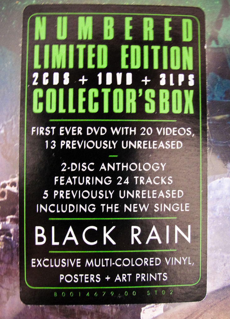 Eine Anzeige, die ein Produkt oder eine Dienstleistung mit Text und Grafiken präsentiert.