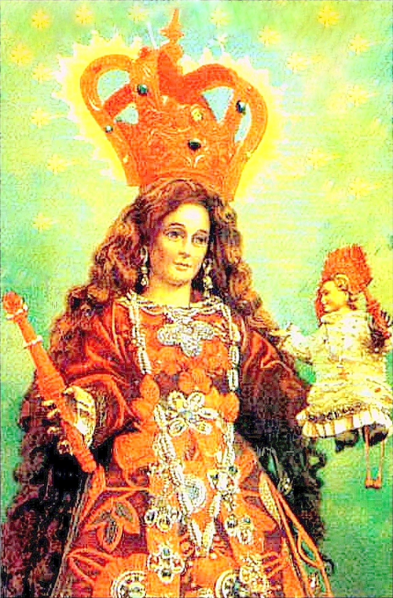 Eine Frau in einem roten Kleid mit einer Krone, die ein Baby hält, mit geschlossenen Augen und einem friedlichen Gesichtsausdruck, während das Baby zufrieden zu ihr hochschaut.