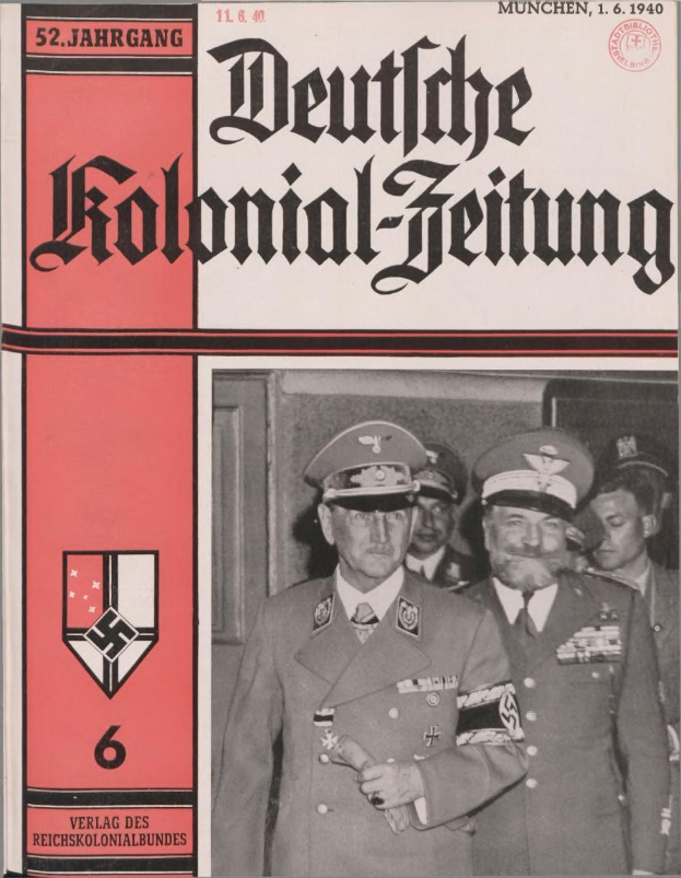 Titelbild einer 1940er-Ausgabe der *Deutschen Kolonial-Zeitung* mit Adolf Hitler, von einer Gruppe von Menschen mit Mützen gehalten.